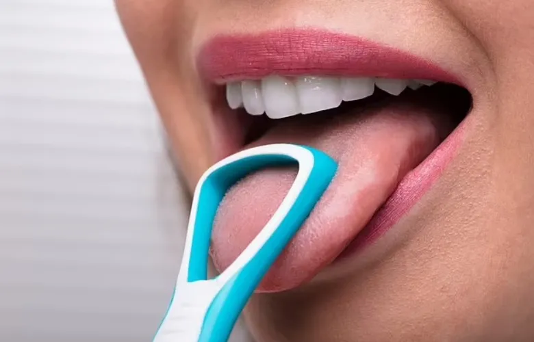 lưỡi có mảng bám màu vàng